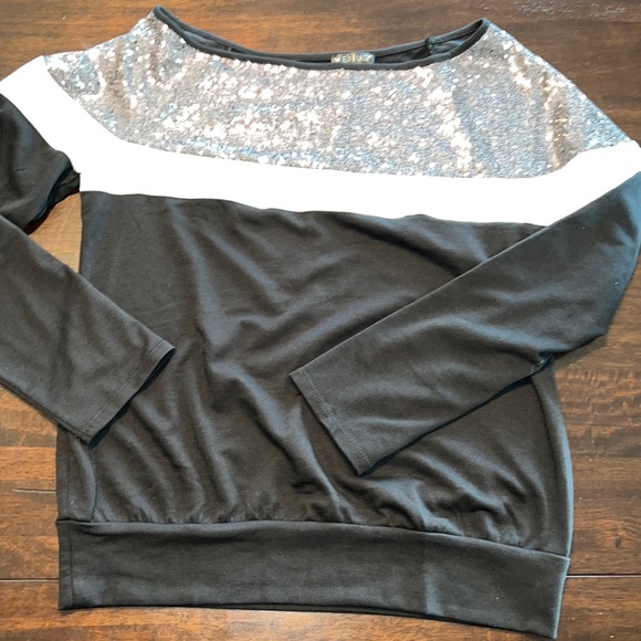 Cute top! - Picture 1 of 4